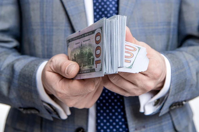 ---------ase-romni-printre-cei-mai-bogai-oameni-ai-lumii-Topul-Forbes-al-miliardarilor-atinge-un-nou-record-