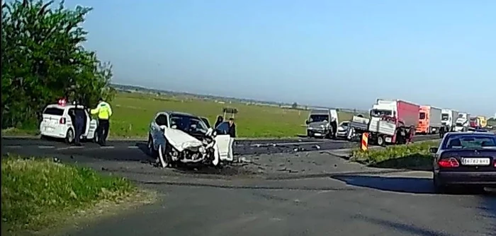 ---------Accident-cu-patru-maini-pe-DN25-din-Galai-Un-brbat-de-70-de-ani-a-fost-preluat-de-ambulan-