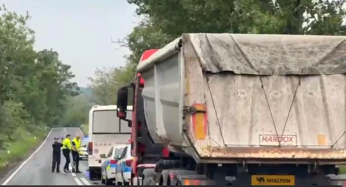 ---------Accident-grav-n-Tulcea-ntre-un-autocar-cu-20-de-persoane-i-un-TIR-A-fost-activat-Planul-Rou-Din-fericire-nu-s-au-nregistrat-victime-