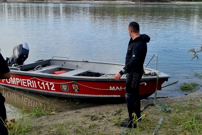 ---------Accident-naval-grav-pe-Dunre-n-dreptul-localitii-Rast-O-barj-a-lovit-dou-ambarcaiuni-mici-cu-pescari-Dou-persoane-sunt-date-disprute