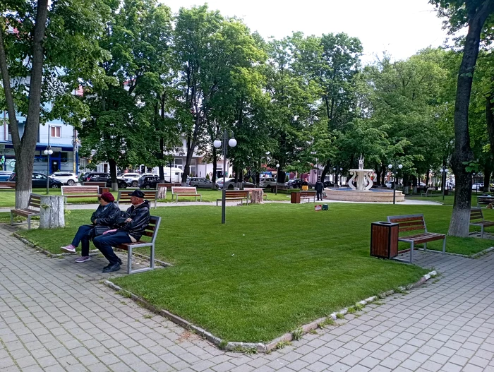 ---------Cel-mai-cochet-ora-de-la-frontiera-Romniei-are-cele-mai-frumoase-spaii-verzi-din-Moldova-i-mobilier-stradal-unicat
