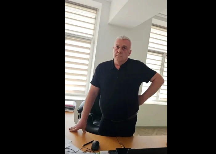 ---------Dac-i-bag-dou-n-gur-te-calmezi-pe-loc-Scandal-live-pe-Facebook-ntr-o-primrie-Edilul-atacat-n-birou-de-un-localnic-furios