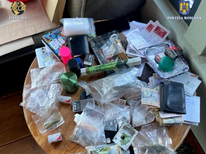 Foto----------DIICOT-a-reinut-14-persoane-acuzate-de-trafic-de-droguri-Poliitii-au-gsit-arme-cu-aer-comprimat-n-urma-percheziiilor