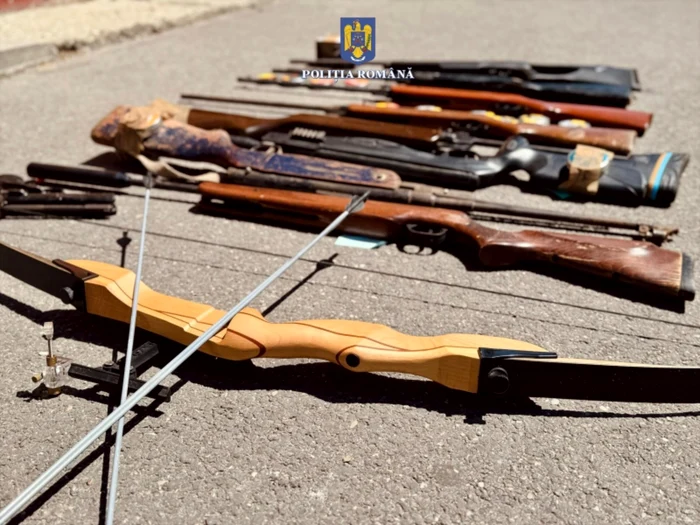 Foto----------Poliitii-din-Dmbovia-au-confiscat-arme-cu-potenial-letal-o-arbalet-i-11-cutii-cu-proiectile-metalice-n-urma-a-16-percheziii