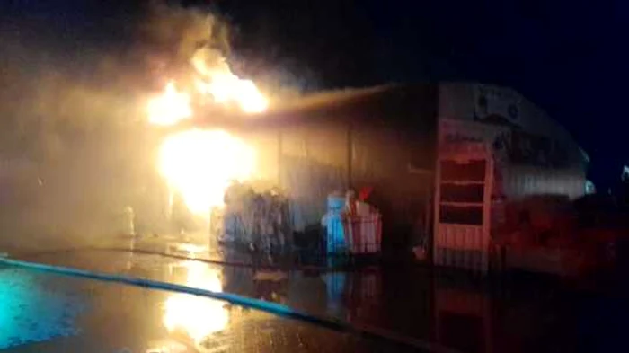 ---------Incendiu-de-proporii-la-un-depozit-de-materiale-de-construcii-din-Adjud