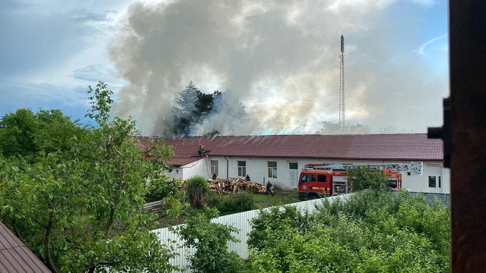 ---------Incendiu-la-o-coal-din-Vrancea-Zeci-de-elevi-i-trei-profesori-s-au-autoevacuat