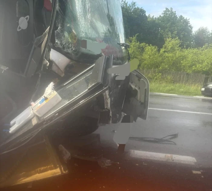 ---------La-un-pas-de-tragedie-Un-autocar-n-care-se-aflau-mai-muli-copii-lovit-de-o-main-care-a-ocolit-un-copac-prbuit-pe-DN-7-n-Arge