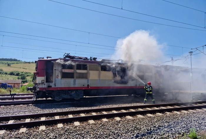 ---------Locomotiva-unui-tren-de-cltori-a-luat-foc-n-gara-din-Sinaia-120-de-pasageri-s-au-autoevacuat