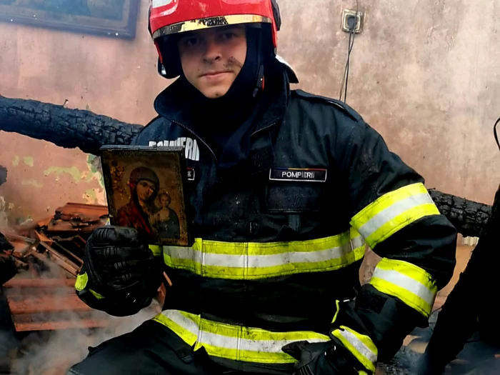 ---------O-icoan-cu-Maica-Domnului-i-Pruncul-Sfnt-singura-supravieuitoare-n-urma-unui-incendiu-devastator-ce-a-cuprins-trei-case