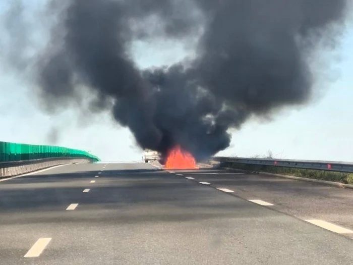 ---------O-main-a-luat-foc-pe-Autostrada-Soarelui-Pasagerii-au-reuit-s-se-autoevacueze-fr-a-suferi-leziuni