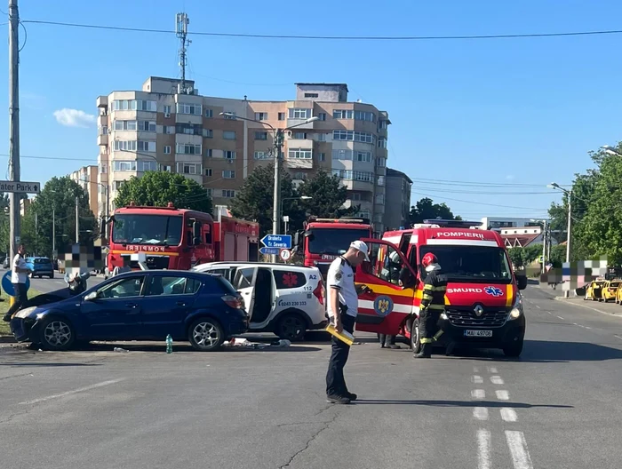 ---------Opt-persoane-rnite-ntr-un-accident-n-Craiova-O-oferi-care-a-trecut-pe-rou-a-lovit-o-ambulan-cu-cinci-pacieni