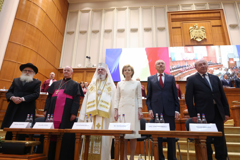 ---------Patriarhul-Daniel-posomort-la-ceremonia-de-nvestire-Psihologul-Copceanu-interpreteaz-gesturile-efului-BOR-i-se-prea-c-el-clar-a-votat-cu-George-Simion
