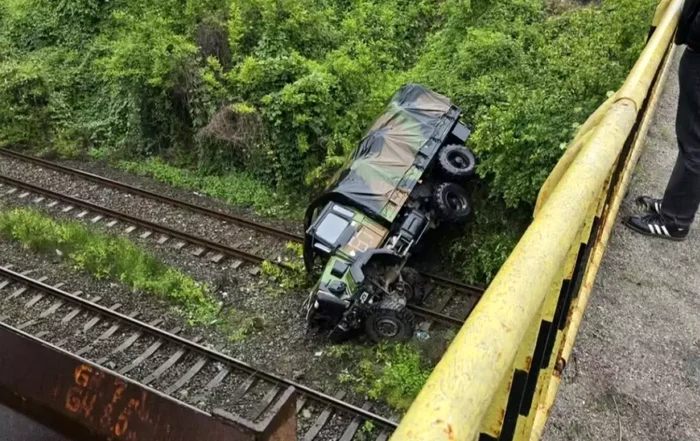 ---------Un-camion-militar-s-a-rsturnat-n-Vlcea-de-pe-un-pasaj-rutier-pe-calea-ferat-Traficul-feroviar-blocat-temporar-