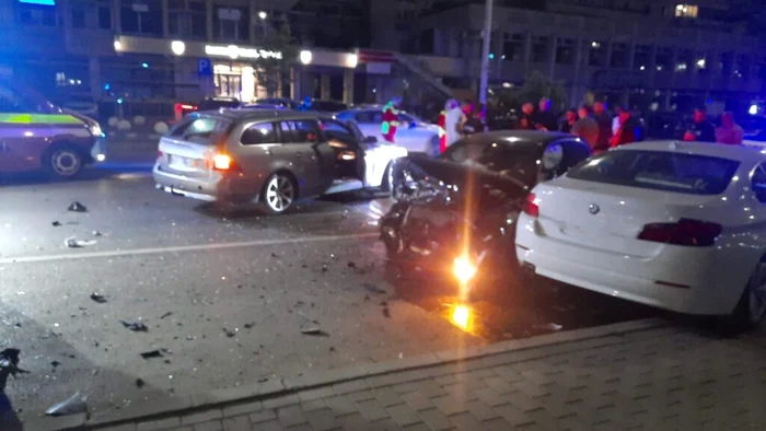 Video----------Accident-n-lan-cu-trei-BMW-uri-n-centrul-Iaiului-Patru-persoane-au-ajuns-la-spital