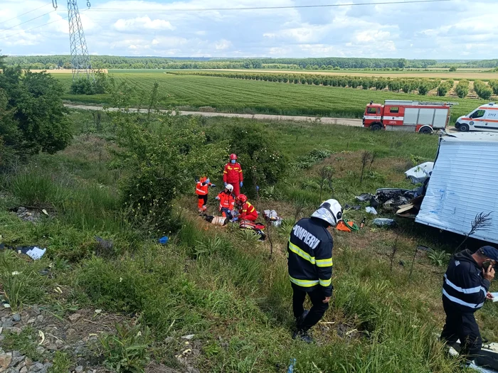 Video----------Autoutilitar-lovit-de-tren-n-judeul-Vrancea-oferul-a-murit-dup-ce-a-fost-proiectat-n-afara-vehiculului