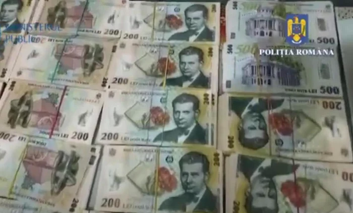 Video----------Doi-angajai-ai-firmei-de-parcri-din-Piteti-goleau-parcometrele-de-bani-Sume-mari-gsite-la-percheziii