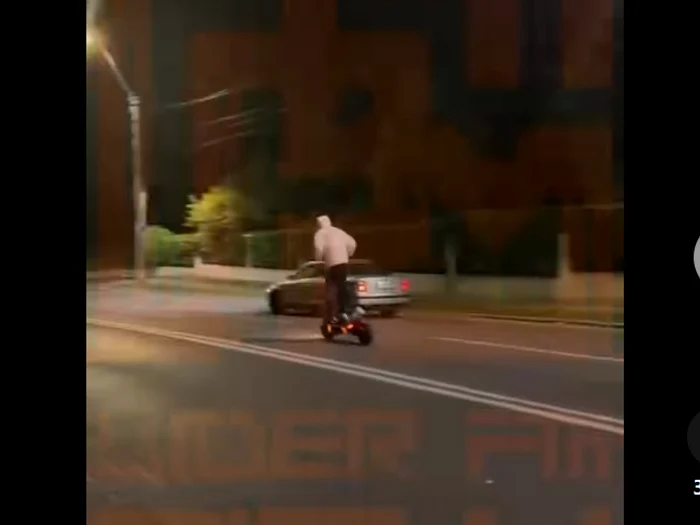 Video----------Imagini-virale-cu-un-vitezoman-pe-trotinet-care-fenteaz-un-echipaj-de-poliie-