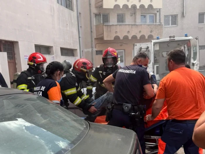 Video-----------Incendiu-ntr-un-bloc-din-Horezu-10-persoane-s-au-autoevacuat
