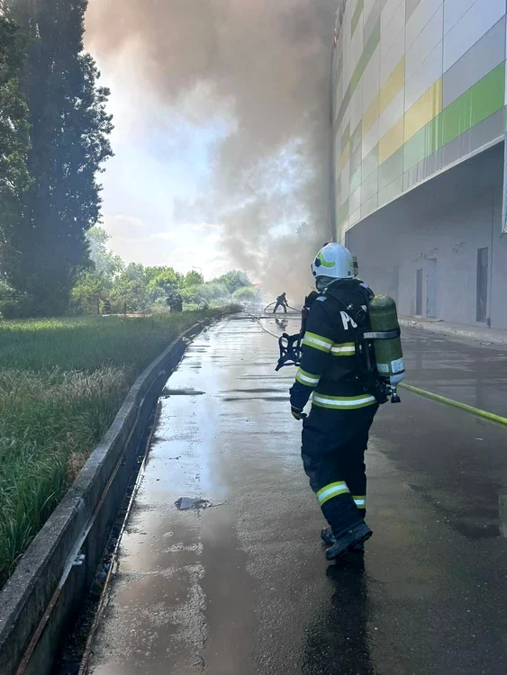 Video----------Incendiu-violent-la-un-mall-din-Arad-Flcrile-au-fost-stinse