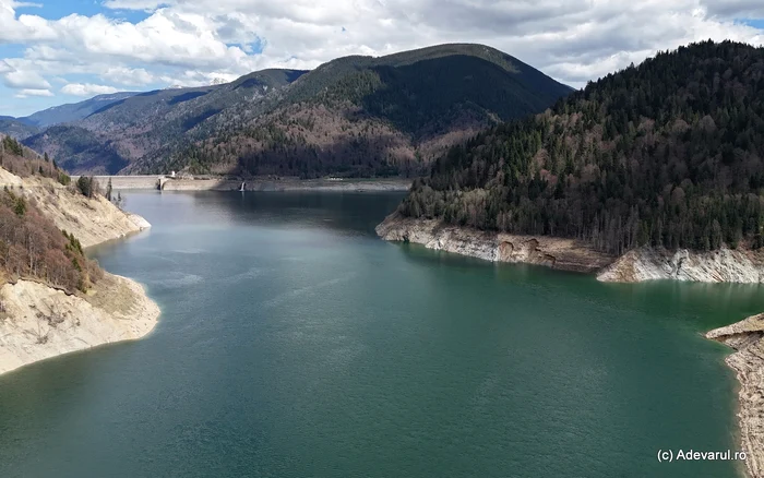 Video----------Lacul-de-acumulare-Gura-Apelor-din-Retezat-plin-de-cicatrici-Urmele-adnci-lsate-de-alunecrile-de-teren