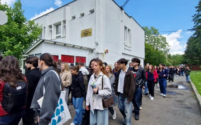 Video----------Mar-la-vot--Studenii-clujeni-s-au-mobilizat-n-ziua-alegerilor-prezideniale-pentru-a-ncuraja-prezena-la-urne