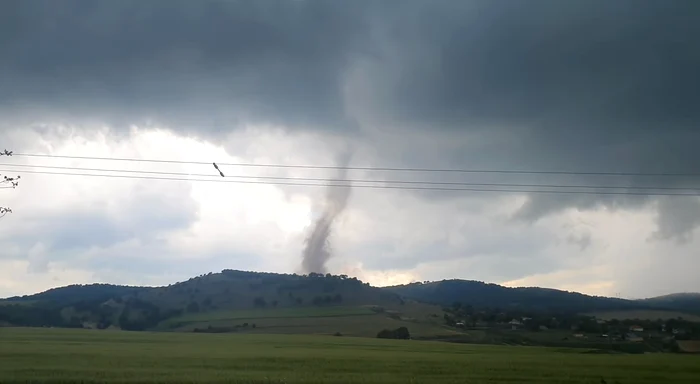 Video----------Tornad-n-Tulcea-surprins-n-imagini-Autoritile-au-emis-mesaj-RO-Alert-i-mobilizeaz-echipaje-de-intervenie