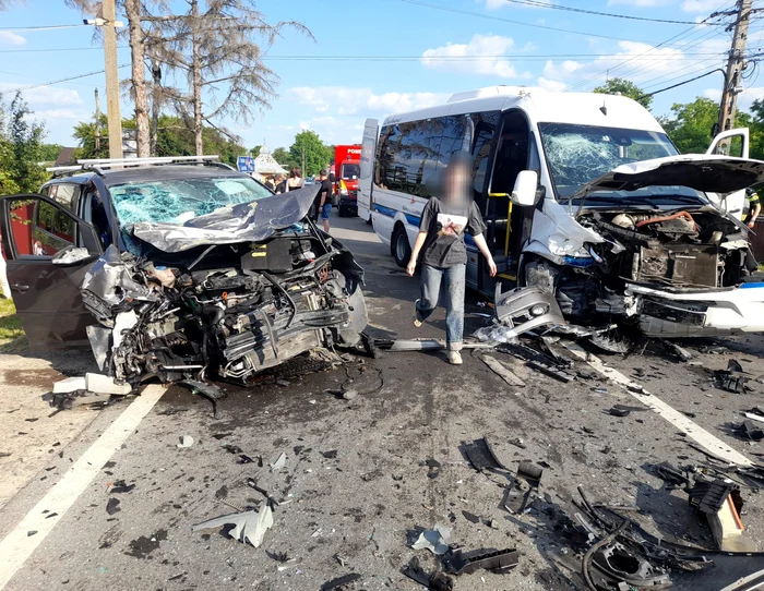 ---------Accident-cu-zece-victime-dup-ce-un-microbuz-nmatriculat-n-Ucraina-i-un-autoturism-s-au-izbit-violent-n-Botoani