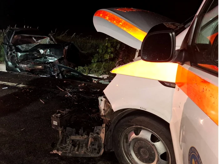 ---------Accident-tragic-n-Botoani-cu-o-ambulan-pe-E85-Doi-tineri-au-murit-iar-alte-patru-persoane-au-fost-rnite
