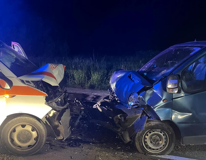 ---------Ambulan-implicat-ntr-un-accident-n-Bistria-Nsud-oferul-ambulanei-i-pasagera-lui-au-fost-rnii