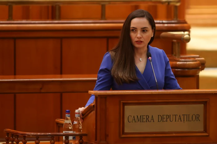 ---------Anamaria-Gavril-nou-scandal-n-Parlament-efa-POT-este-nemulumit-de-o-lege-pentru-combaterea-instigrii-la-ur-n-online-