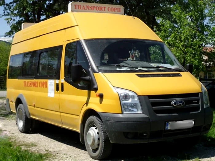 ---------Butur-muzic-i-dans-Cum-a-ajuns-un-microbuz-colar-s-transporte-petrecreii-la-o-cununie-cu-acordul-primarului