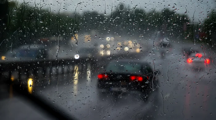---------Capitala-afectat-de-Codul-portocaliu-de-averse-toreniale-Traficul-rutier-dat-peste-cap
