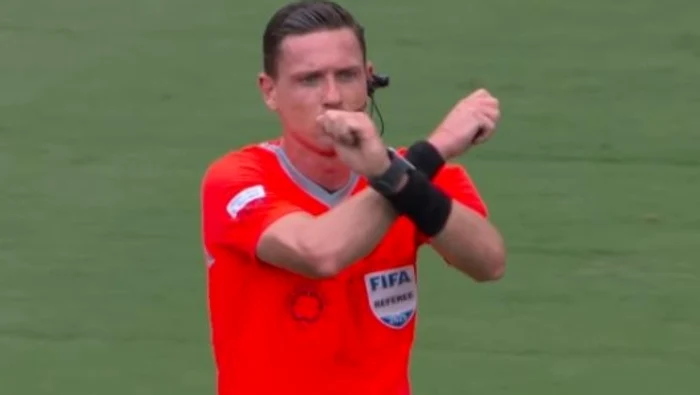 ---------Ce-semnificaie-are-semnul-X-fcut-cu-braele-de-arbitru-la-meciul-Real-Madrid---Pachuca-de-la-Mondialul-Cluburilor