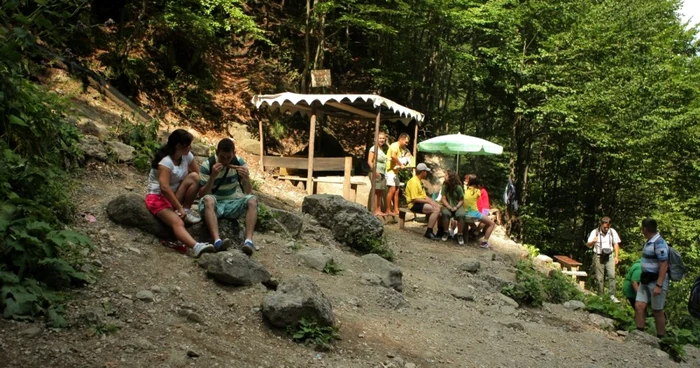 ---------Ct-au-cheltuit-romnii-n-minivacana-de-Rusalii-Gradul-de-ocupare-a-fost-de-90-la-munte---
