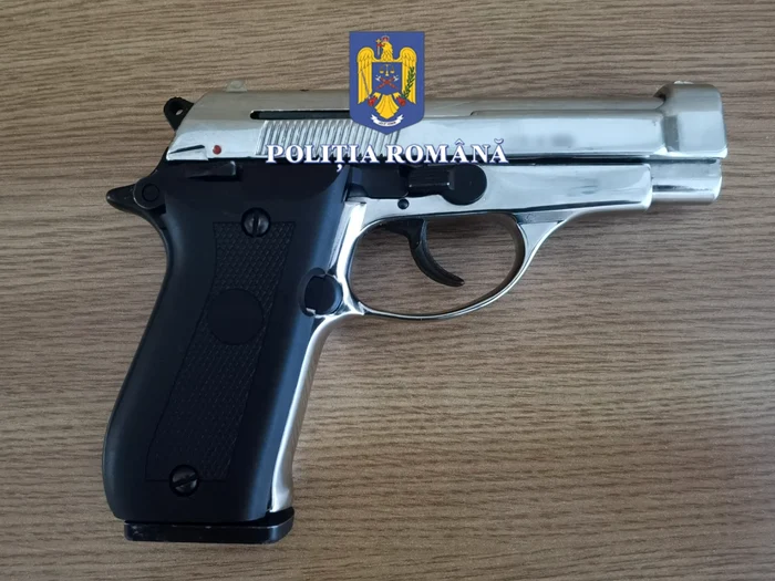 ---------Doi-adolesceni-cercetai-penal-dup-ce-au-tras-cu-pistolul-pe-strad-Au-spus-c-au-gsit-arma-pe-cmp