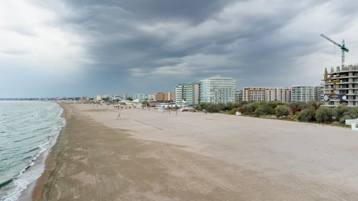 ---------Foc-de-arm-pe-o-plaj-din-Mamaia-doi-brbai-surprini-cnd-furau-o-canapea-dintr-un-hotel-