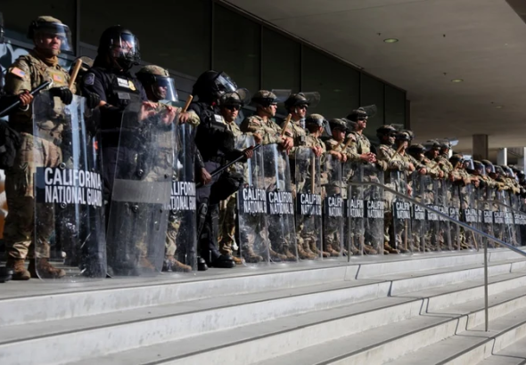 ---------ICE-ar-urma-s-ia-cu-asalt-cinci-orae-democrate-Guvernatorul-Californiei-discurs-cu-lacrimi-n-ochi