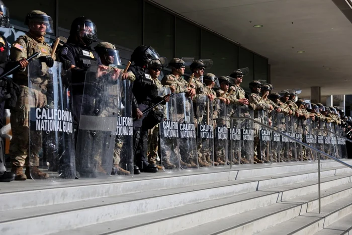 ---------ICE-ar-urma-s-ia-cu-asalt-cinci-orae-democrate-Guvernatorul-Californiei-discurs-cu-lacrimi-n-ochi