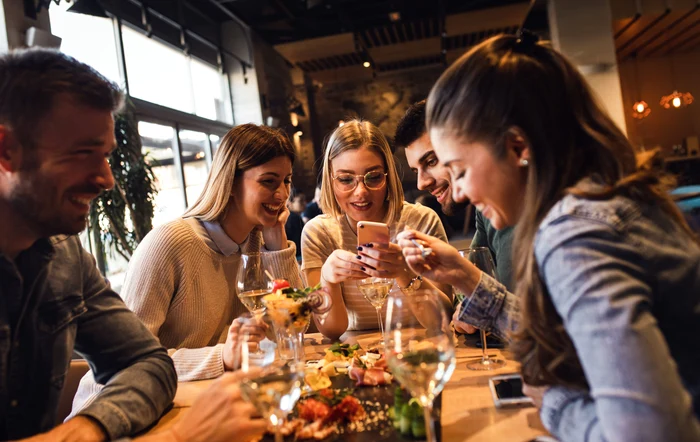 ---------Ieiri-mai-puine-ateptri-mai-mari-Cum-s-a-schimbat-relaia-romnilor-cu-restaurantele