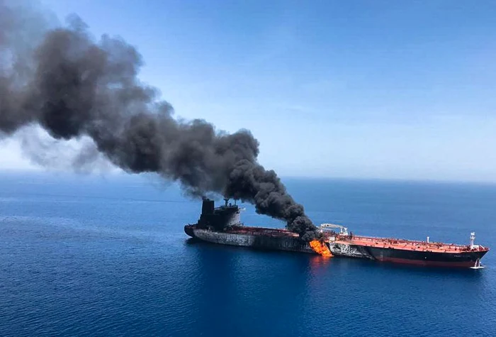 ---------Incident-naval-n-apropiere-de-Strmtoarea-Ormuz-dou-petroliere-au-luat-foc-n-urma-unei-coliziuni-Pericol-latent-ntr-un-punct-strategic-al-comerului-global