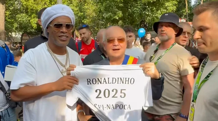 ---------Legendarul-Ronaldinho-ntmpinat-de-Emil-Boc-cu-un-discurs-hazliu-Unde-se-vede-meciul-cu-MutuampRdoi