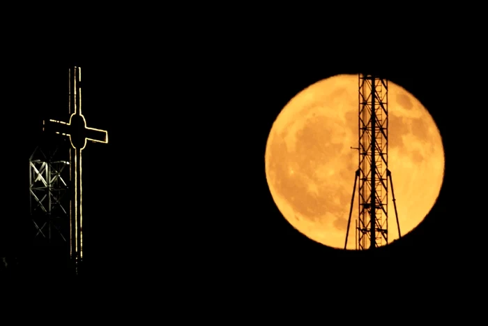 ---------Noapte-magic-Imagini-spectaculoase-cu-Luna-Cpun-surprinse-n-ntreaga-lume