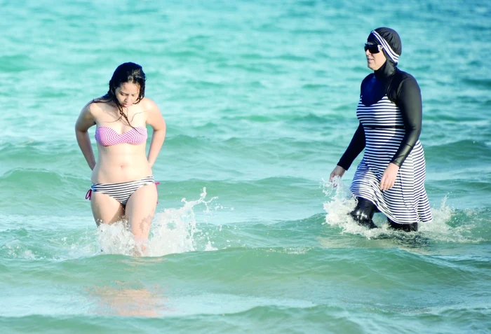 ---------Noul-guvern-islamist-din-Siria-ordon-femeilor-s-poarte-burkini-pe-plaj-dar-permite-aparaiile-n-bikini-n-cluburile-private-i-hotelurile-de-lux