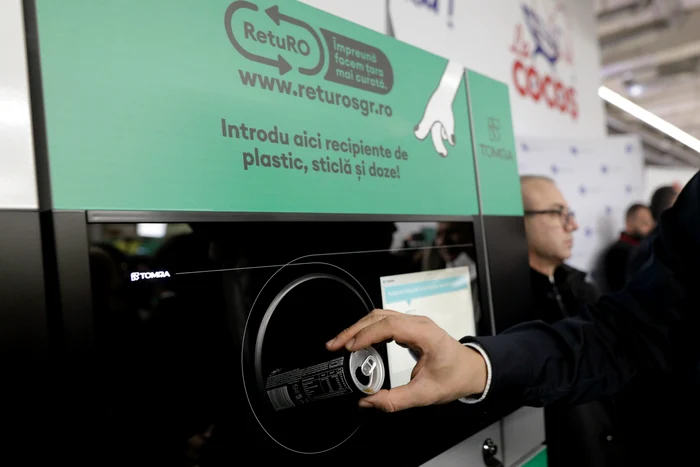 ---------Paharul-de-plastic-Gselnia-mai-multor-persoane-de-a-pcli-aparatele-de-reciclare-pentru-a-obine-ilegal-sume-de-bani