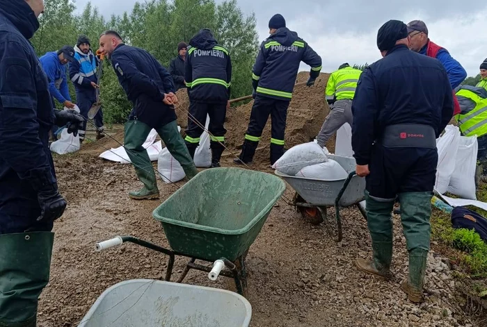 ---------Persoane-evacuate-n-urma-inundaiilor-cauzate-de-rul-Olt-ntr-o-comun-din-Braov-Sute-de-animale-au-fost-ndeprtate-din-calea-puhoaielor