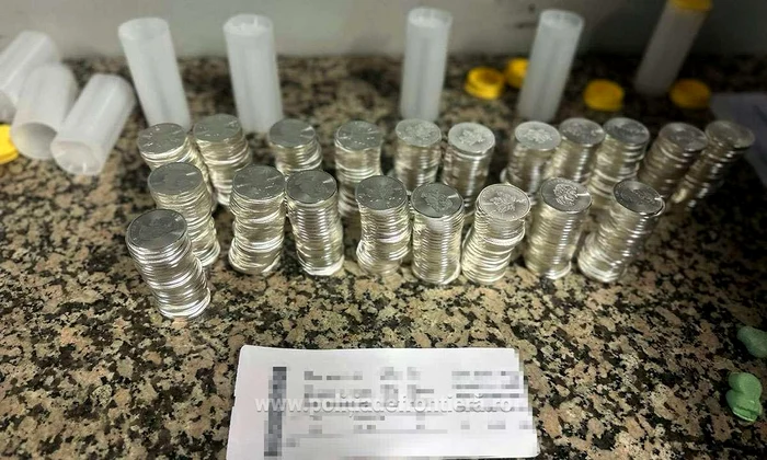 ---------Poliitii-au-descoperit-500-de-monede-n-bagajele-a-doi-ceteni-strini-pe-Aeroportul-Otopeni-