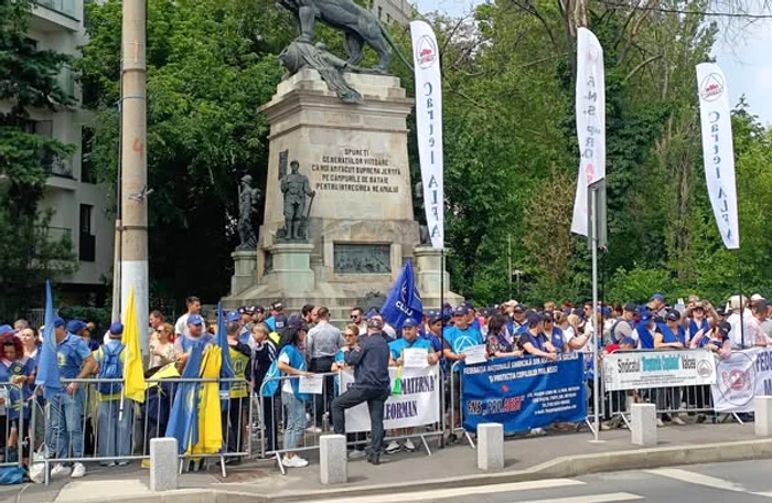 ---------Protest-la-Palatul-Cotroceni-Sindicalitii-cer-o-reform-fiscal-echitabil-i-vor-ca-Nicuor-Dan-s-i-cheme-la-negocierile-privind-msurile-de-austeritate
