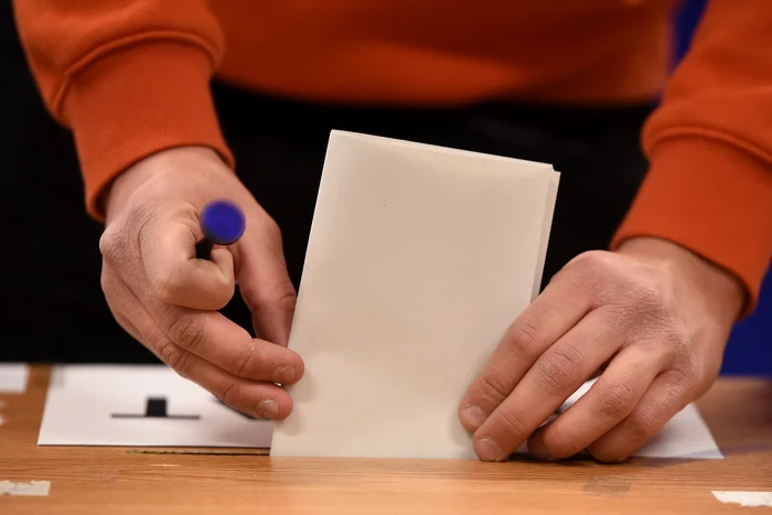 ---------Romnii-sunt-interesai-s-ias-la-urne-i-dup-alegerile-prezideniale-Cum-variaz-inteniile-de-vot-dup-victoria-lui-Nicuor-Dan---SONDAJ