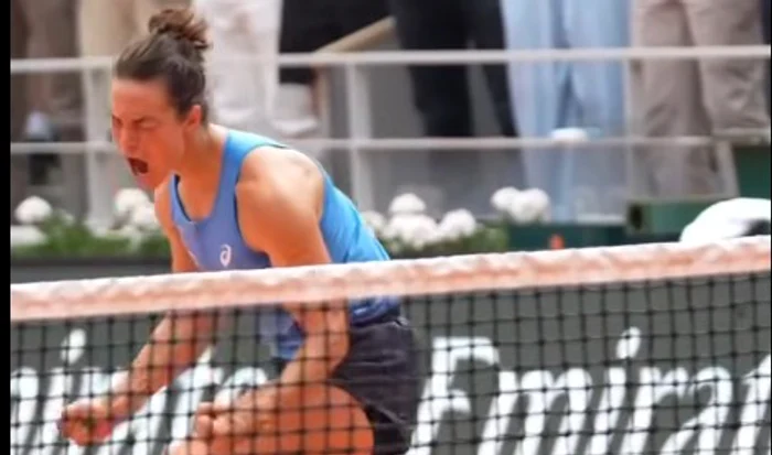 ---------Sportiva-reclamat-c-miroase-urt-pe-teren-este-pe-culmile-gloriei-la-Paris-Invitat-la-Roland-Garros-este-n-sferturile-de-final