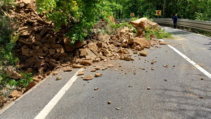 ---------Traficul-pe-DN2D-n-Vrancea-blocat-dup-ce-o-stnc-s-a-prbuit-pe-carosabil